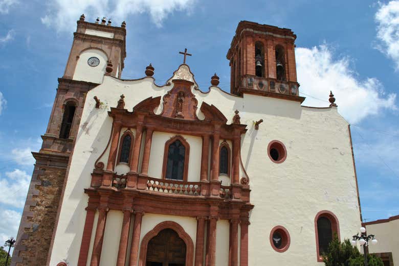Parroquia Santa María en la plaza principal de Amealco