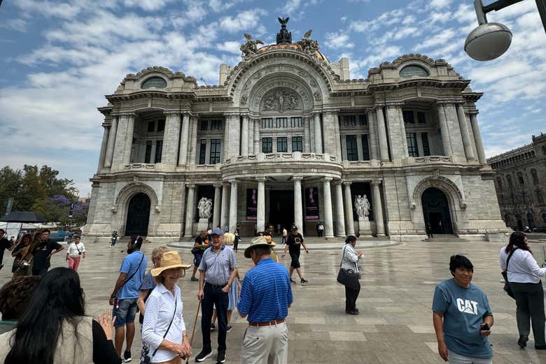 Admirando a imponente fachada de mármore de Carrara