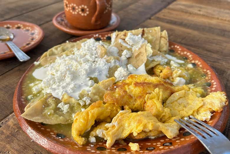 Un piatto di chilaquiles verdes