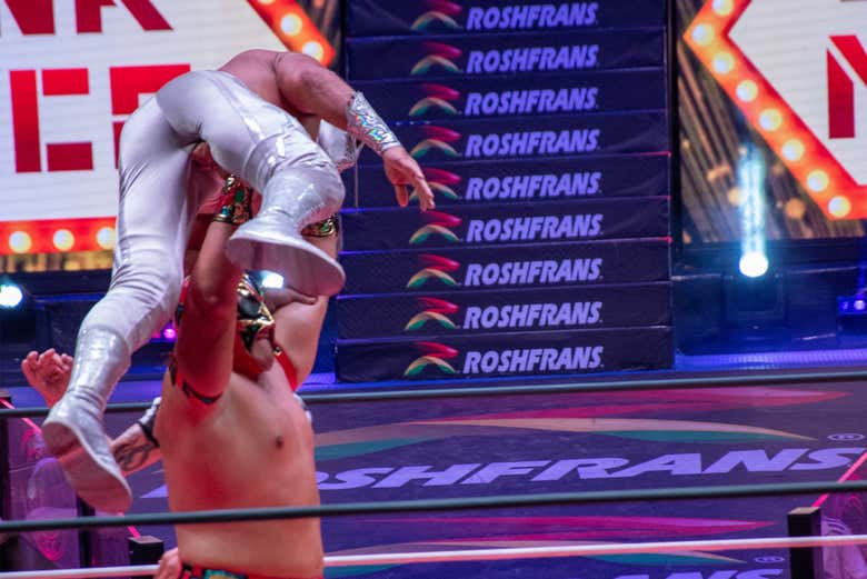 Luchadores peleando sobre el ring