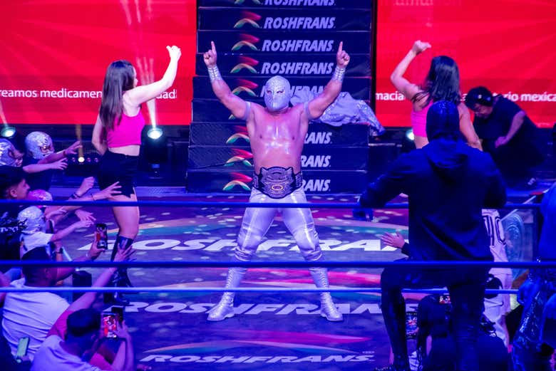 Un boxeador subiendo al ring