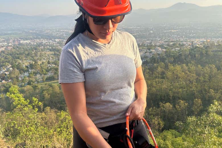 Mise en place de l'équipement de descente en rappel