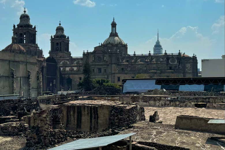 El Templo Mayor con la Catedral de fondo