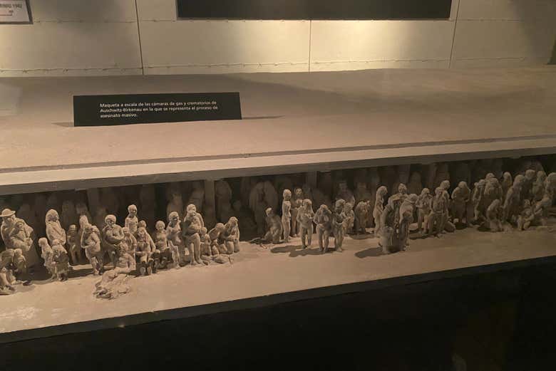 Un modellino con gli orrori dell'Olocausto