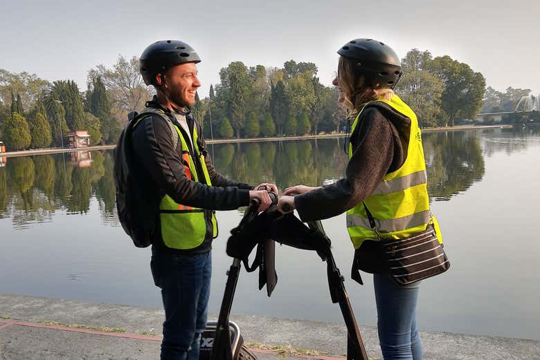 Desfrutando do tour de segway em casal