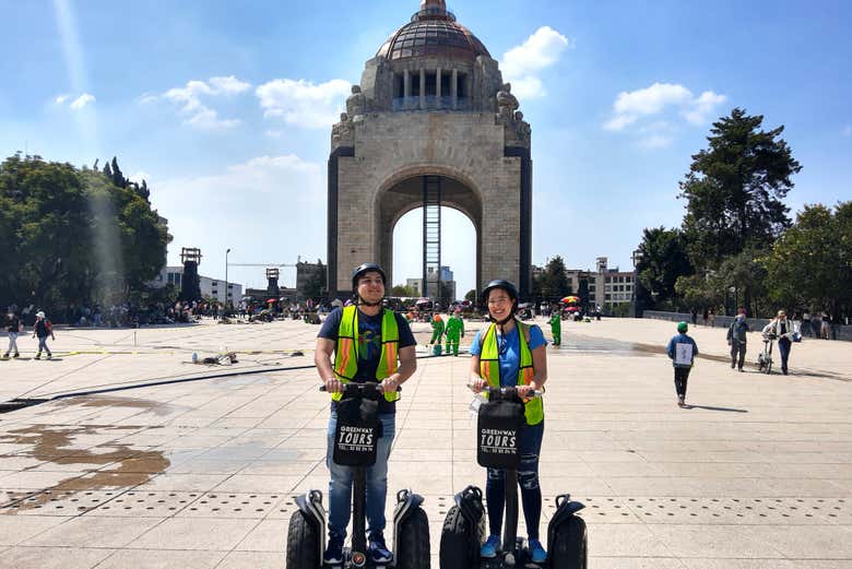 De segway ao lado do Monumento à Revolução na Cidade do México