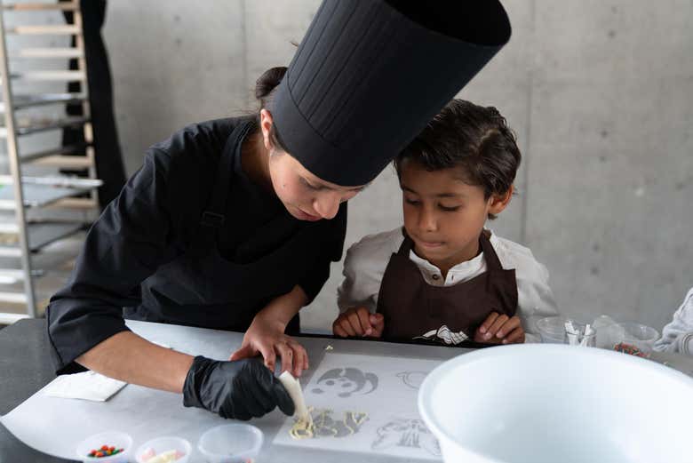 Aprendiendo junto a una maestra chocolatier