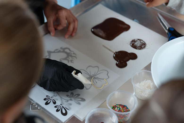 Decorando las tabletas de chocolate
