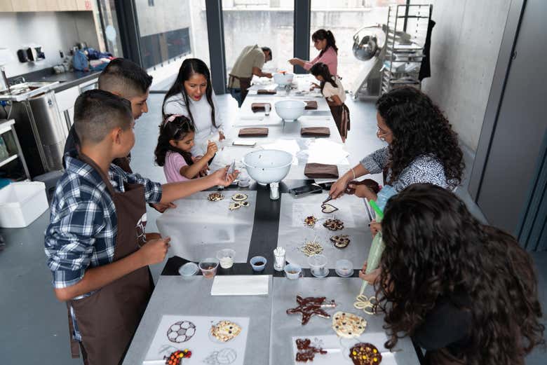 Durante el taller de chocolate