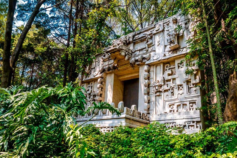 Una riproduzione di un tempio maya