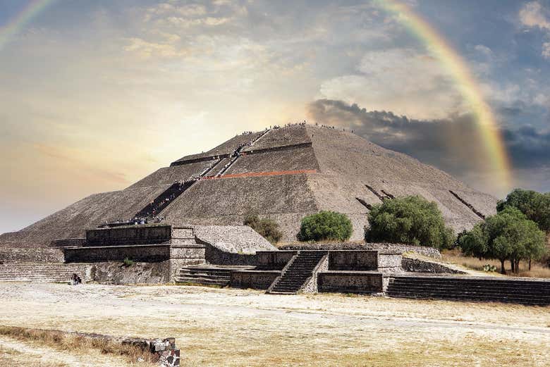 Arco iris sobre la pirámide de Teotihuacán