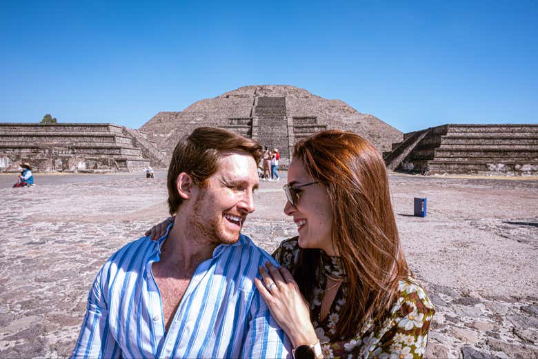 Foto en pareja con Teotihuacán de fondo