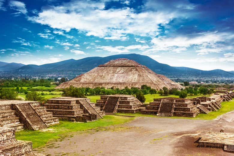 Pirámide y basamentos de Teotihuacán