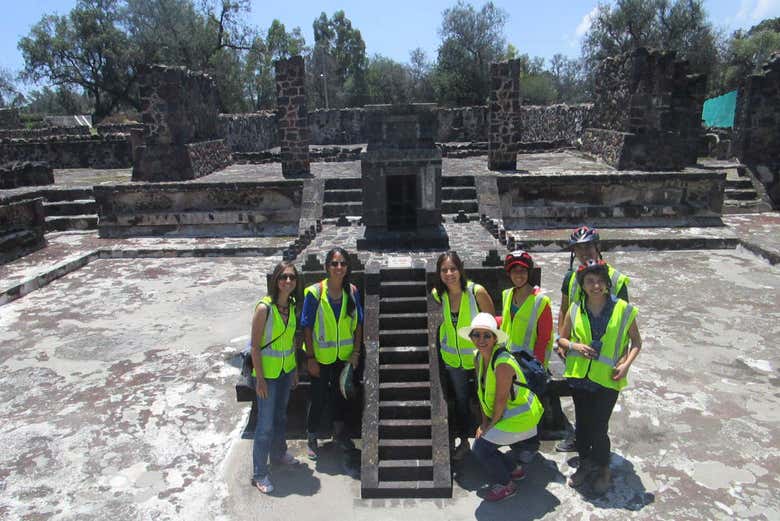 Grupo no sítio arqueológico de Teotihuacán
