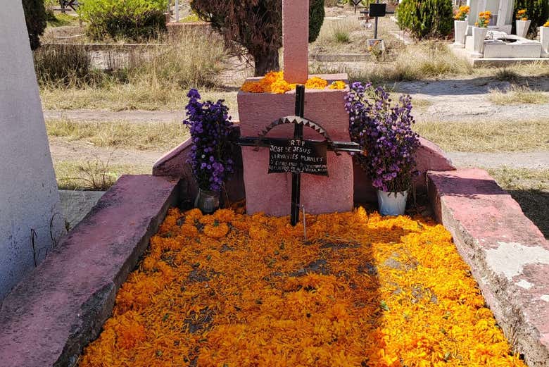 Tumba decorada con pétalos de cempasúchil