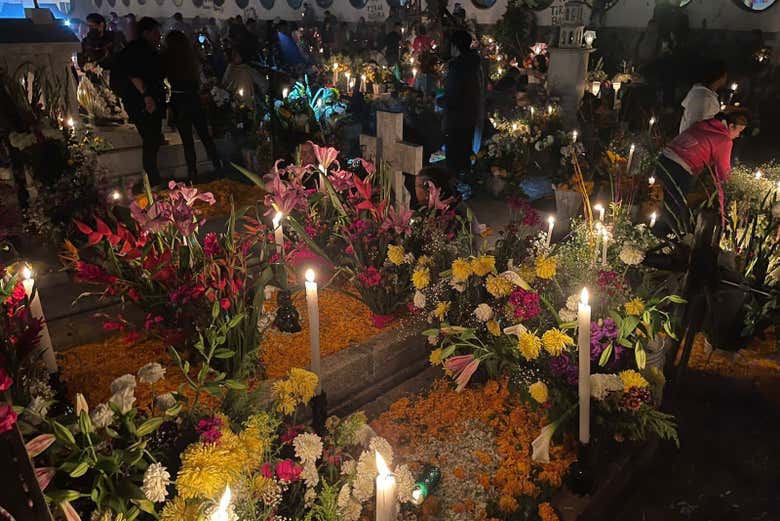 Visitando un cementerio el Día de Muertos