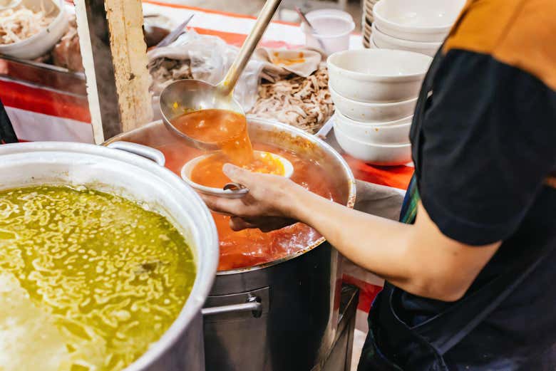 Sirviendo pozole 