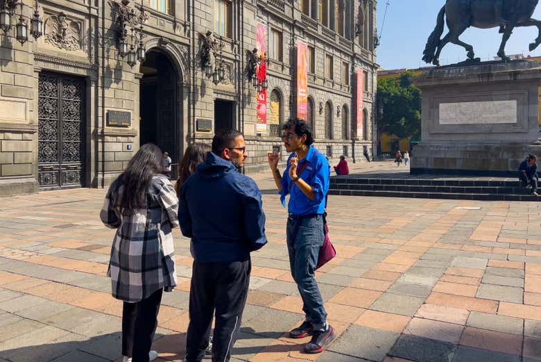 Percorrendo a parte externa do Museu Nacional de Arte