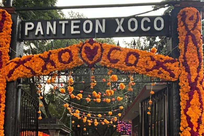 Entrada al Panteón Xoco el Día de Muertos
