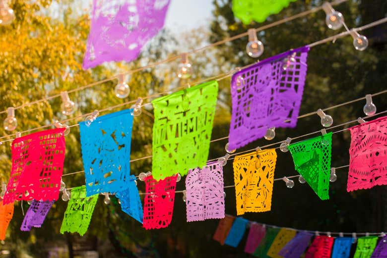 Banderines de colores decoran las calles de Coyoacán