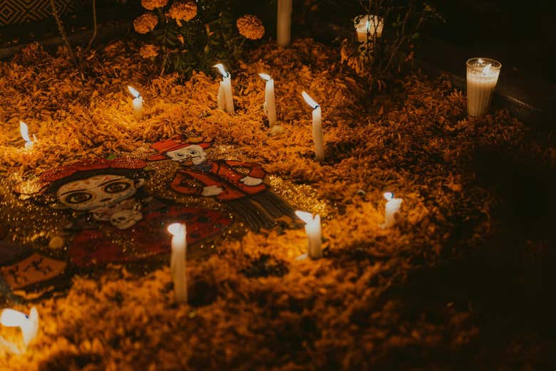 Ofrenda tradicional del Día de Muertos 