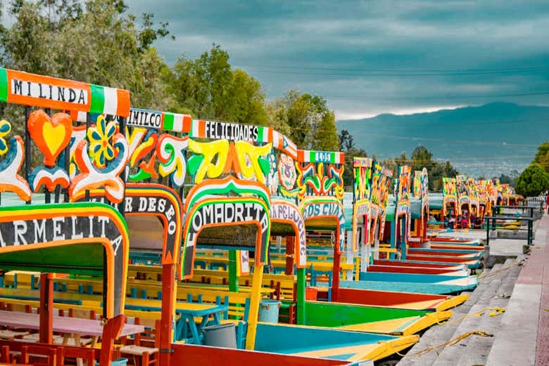 Trajineras listas para navegar por Xochimilco