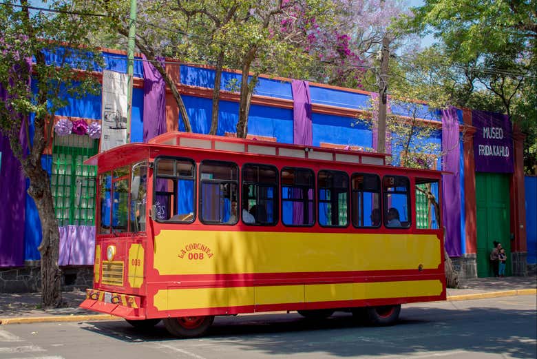 Tranvía frente al Museo de Frida Kahlo, en Coyoacán