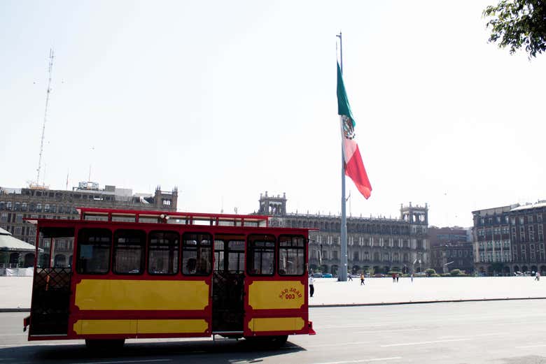 Atravesando la Plaza del Zócalo en tranvía turístico