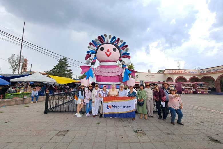 Unos turistas con la muñeca Lele en Amealco