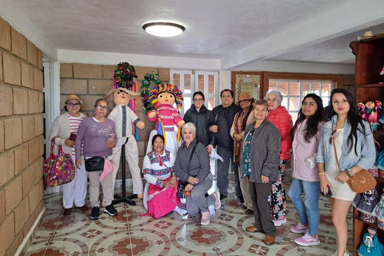 Turistas en la tienda de las muñecas más famosas de Amealco