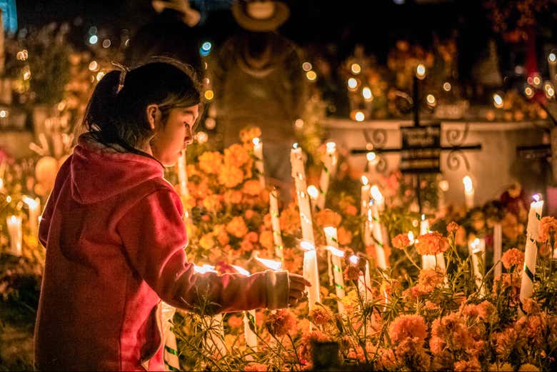 Oferendas e velas decoram os altares no Dia dos Mortos