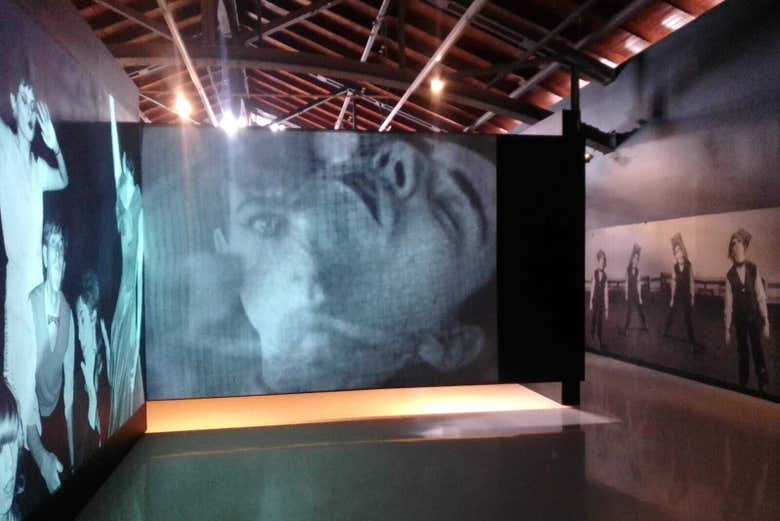 Exposition d'art contemporain au musée