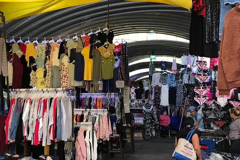 Un laberinto de puestos repletos de productos de todo tipo