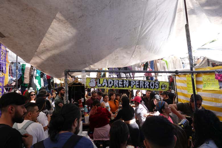 Un labyrinthe d'étals remplis de produits de toutes sortes