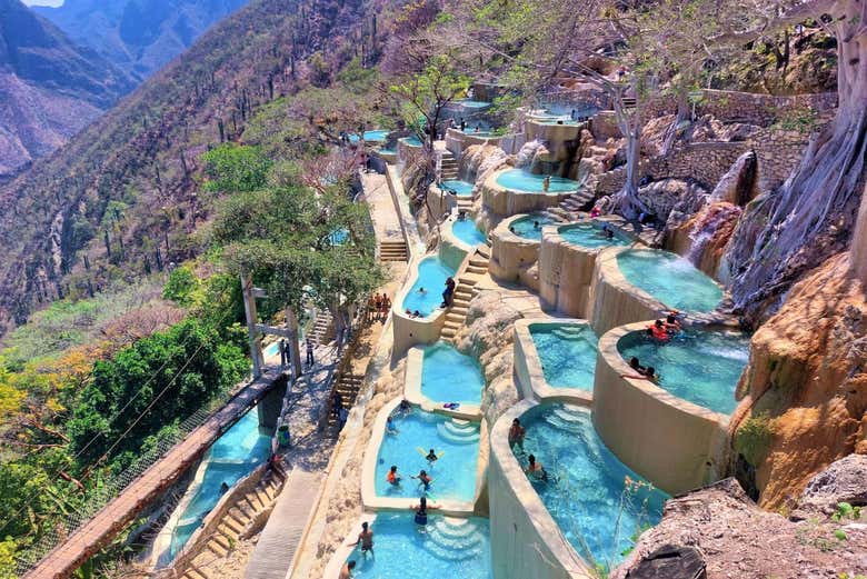 Vista aérea de las grutas de Tolantongo