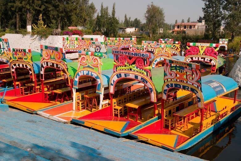 Trajineras en los canales de Xochimilco