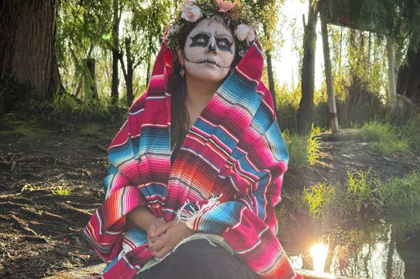 Paseo en trajinera por Xochimilco en Día de Muertos