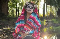 Paseo en trajinera por Xochimilco en Día de Muertos