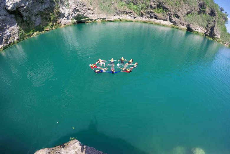Nagez dans les eaux turquoise de la rivière Salto