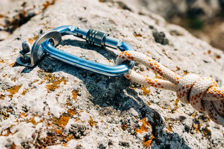 Un arnés sujetado a una piedra