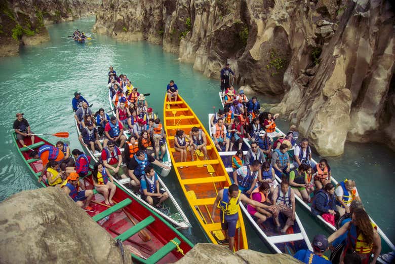 En canoa hacia la Cascada de Tamul