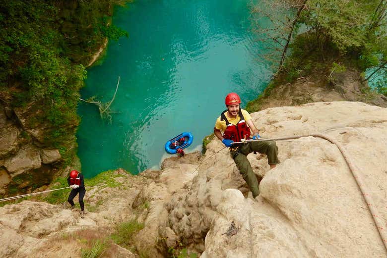 Grupo de rappel descendiendo