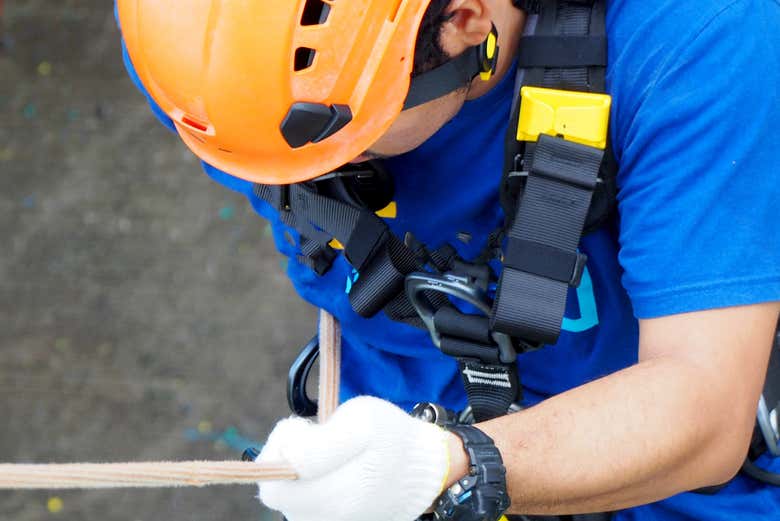 Haciendo rápel en el sótano El Cepillo
