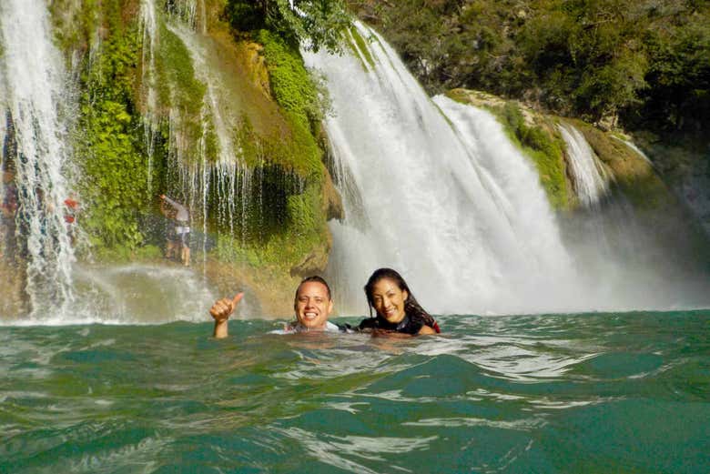 Chapuzón en las cascadas de Huasteca