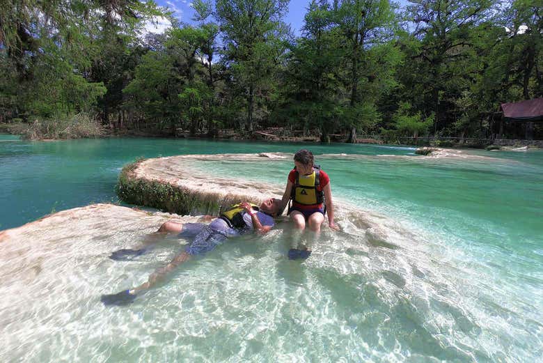 Moment détente dans les bassins de la cascade d'El Salto