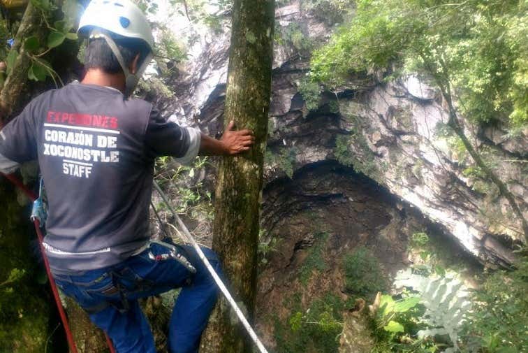 Listos para hacer rápel en el sótano El Cepillo