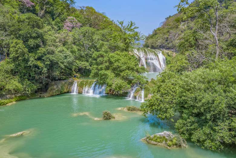 Uno de los ríos de la Huasteca Potosina y su cascada