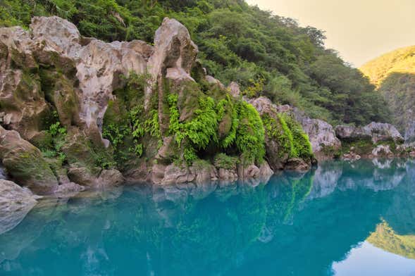 Salto de cascadas en el río Micos
