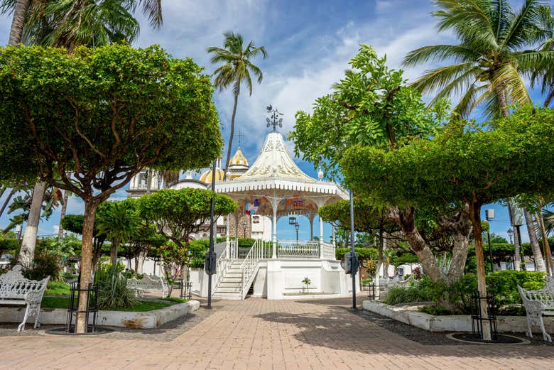 La bela praça principal de Comala