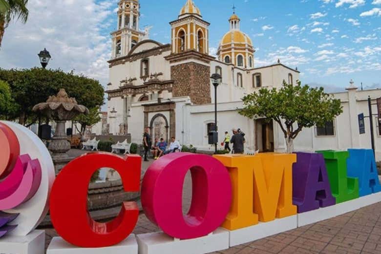 As letras de Comala na praça principal